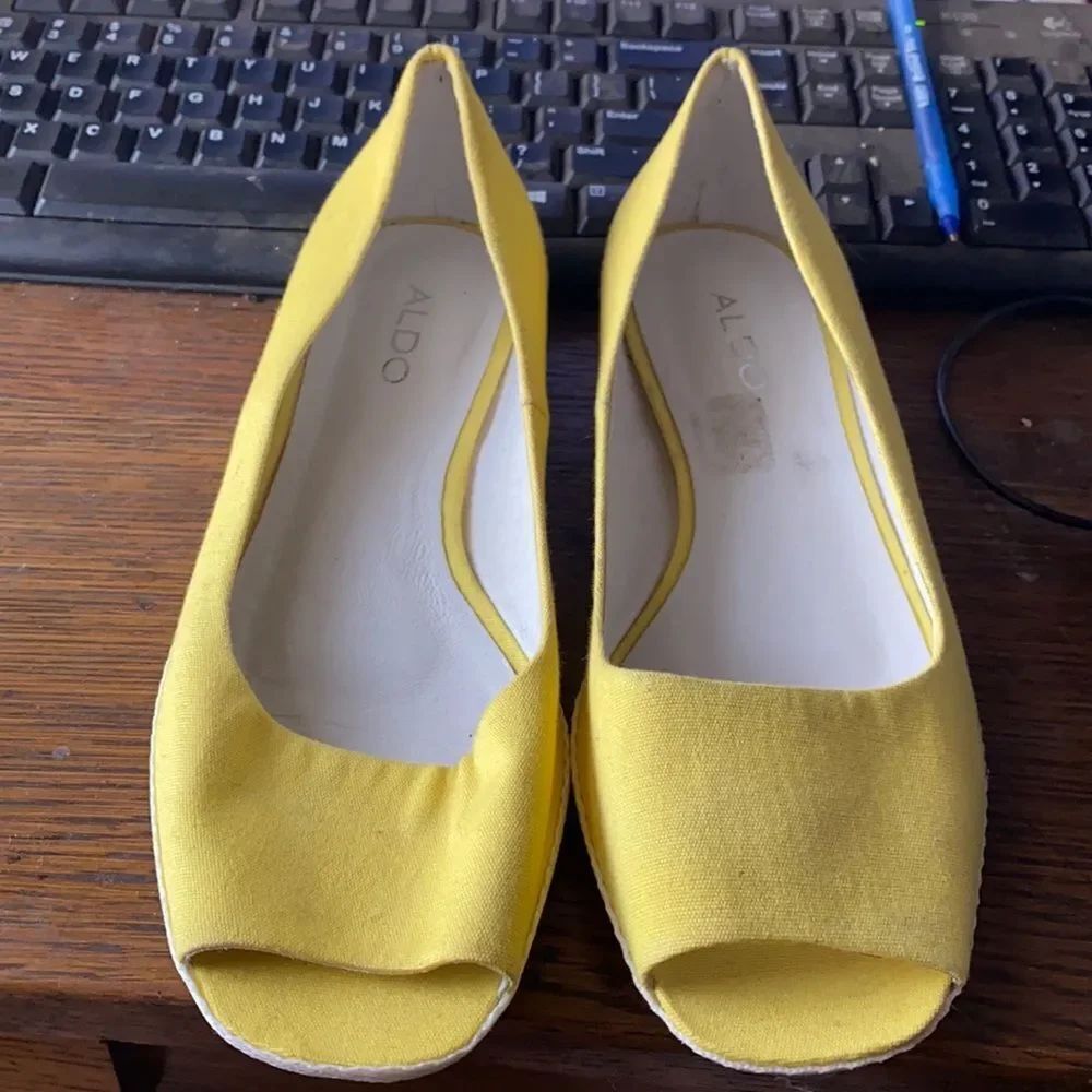 Also Yellow Sandals sz. 8